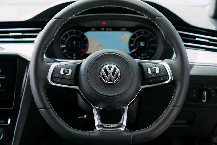 Панель приборов Volkswagen Arteon 4Motion R-Line 2017 года  (AU) (фото 40 из 40)